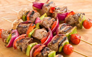 Brochetas light de ternera y hortalizas con salsa de mayonesa y perejil