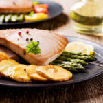 Deliciosos filetes de atún grillé con verduras con 280 calorías