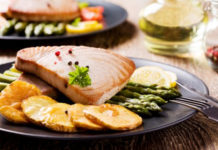 Deliciosos filetes de atún grillé con verduras con 280 calorías