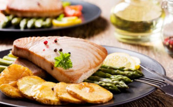 Deliciosos filetes de atún grillé con verduras con 280 calorías