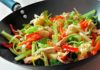 Wok de vegetales y pollo con 110 calorías