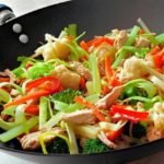Wok de vegetales y pollo con 110 calorías
