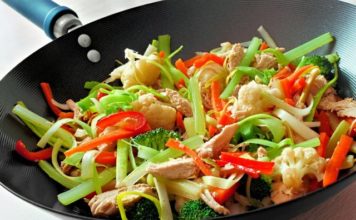 Wok de vegetales y pollo con 110 calorías