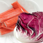 Deliciosas hojas de radicchio o lechuga capuchina rellenas de surimi con 155 calorías