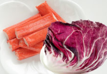 Deliciosas hojas de radicchio o lechuga capuchina rellenas de surimi con 155 calorías