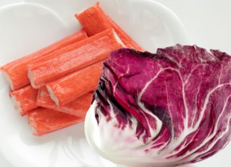 Deliciosas hojas de radicchio o lechuga capuchina rellenas de surimi con 155 calorías