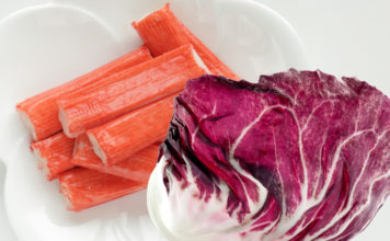 Deliciosas hojas de radicchio o lechuga capuchina rellenas de surimi con 155 calorías