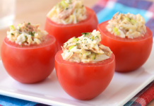 Tomates rellenos con atún y salsa golf con 110 calorías