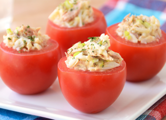 Tomates rellenos con atún y salsa golf con 110 calorías