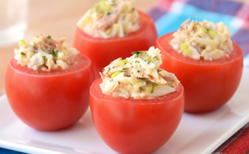 Tomates rellenos con atún y salsa golf con 110 calorías