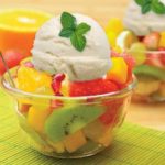 Macedonia de frutas con helado con 180 calorías
