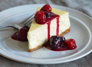 Delicioso cheesecake con frutos rojos