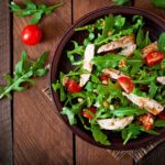 Ensalada primavera de pollo y vegetales con 180 calorías