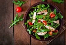 Ensalada primavera de pollo y vegetales con 180 calorías