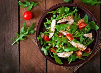 Ensalada primavera de pollo y vegetales con 180 calorías