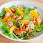 Ensalada agridulce de pollo, lechuga, brotes de soja, queso, zanahoria y naranja con solo 110 calorías