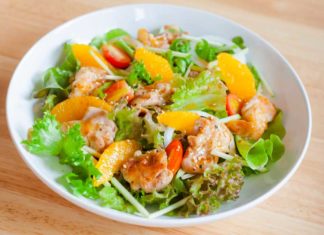 Ensalada agridulce de pollo, lechuga, brotes de soja, queso, zanahoria y naranja con solo 110 calorías