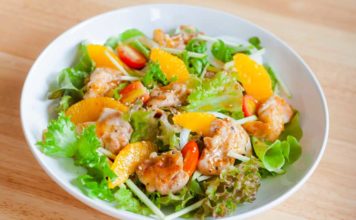 Ensalada agridulce de pollo, lechuga, brotes de soja, queso, zanahoria y naranja con solo 110 calorías