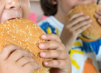 Los chicos comen muchas grasas nocivas para el corazón y las arterias