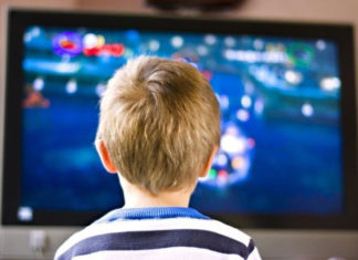 Desaconsejan que los menores de 2 años miren televisión y videos en celulares Desaconsejan que los menores de 2 años miren televisión y videos en celulares