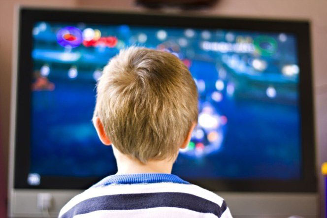 Desaconsejan que los menores de 2 años miren televisión y videos en celulares