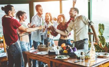 Está comprobado que tener amigos nos ayuda a vivir más amistad