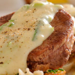 Peceto con crema de verdeo y espárragos