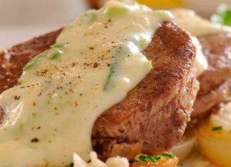Peceto con crema de verdeo y espárragos