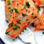 Filete de pescado al horno sobre colchón de verduras