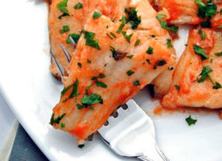 Filete de pescado al horno sobre colchón de verduras