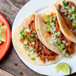 Tacos de carne, cebolla, tomate y ají con 230 calorías