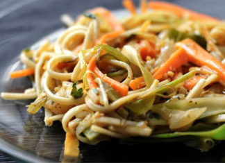 Fideos con vegetales al wok con 230 calorías