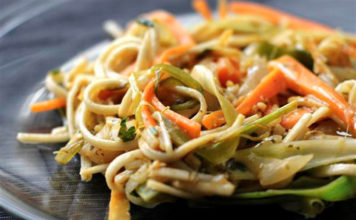 Fideos con vegetales al wok con 230 calorías
