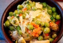 Guiso de arvejas, verduras y queso con 130 calorías