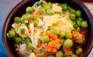 Guiso de arvejas, verduras y queso con 130 calorías