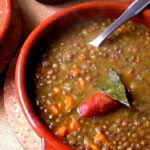 Delicioso guiso de lentejas y verduras con 165 calorías