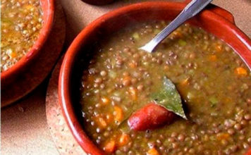 Delicioso guiso de lentejas y verduras con 165 calorías