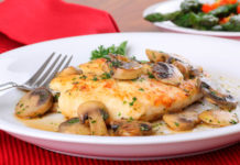 Supremas de pollo con champignones y hierbas con 260 calorías