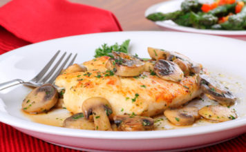 Supremas de pollo con champignones y hierbas con 260 calorías