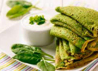 Crepes light de espinacas rellenos de queso y verduras con salsa de morrón