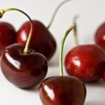 Copa de cerezas, manzana y yogur con solo 95 calorías