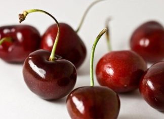 Copa de cerezas, manzana y yogur con solo 95 calorías
