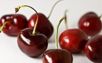 Copa de cerezas, manzana y yogur con solo 95 calorías