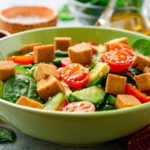 Ensalada de tofu, espinacas, tomates y ajíes con 145 calorías