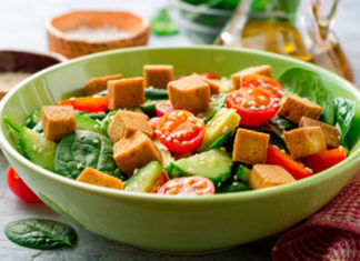 Ensalada de tofu, espinacas, tomates y ajíes con 145 calorías