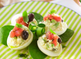 Huevos rellenos de queso blanco, roquefort y nuez con 135 calorías