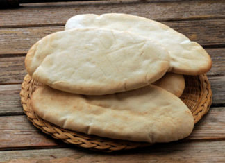 Delicioso sandwich de surimi, pastrón, pepino y salsa rosa