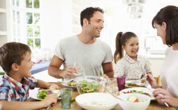 Comer en familia: por qué es importante recuperar el hábito
