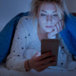 ¡Fuera pantallas a la hora de dormir!: por qué la luz azul genera trastornos del sueño