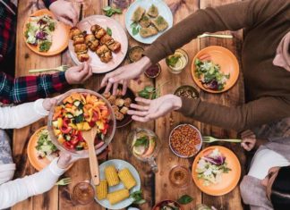 ¡A subir la guardia! Comer acompañado puede hacerlo comer de más